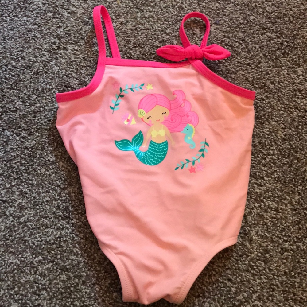 **SOLD** Beautiful peach baiting suit! 12 months!